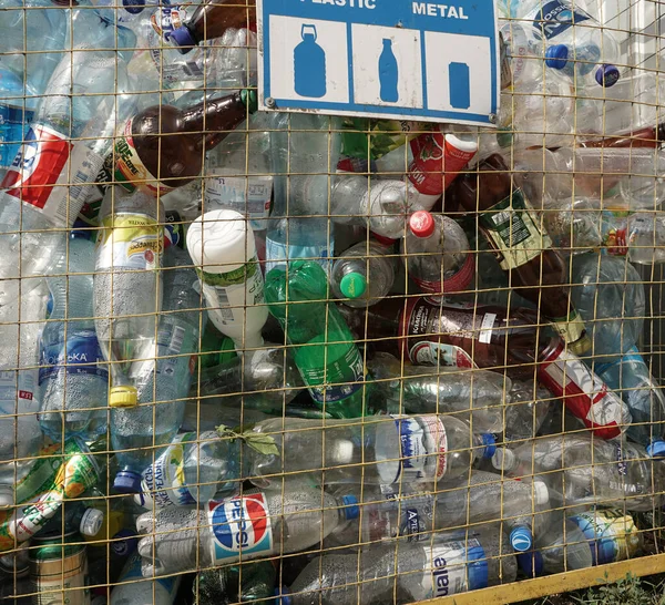 Recipiente de basura con botellas de plástico vacías de Pepsi, Sprite, Schveppes y de agua y productos lácteos. Reciclaje y clasificación del concepto de basura. Agosto 2018, Odessa, Ucrania —  Fotos de Stock