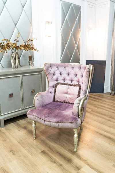 Poltrona acolchoado violeta em interior de casa de luxo com mobiliário de prata e commode cinza. Foco seletivo na bela poltrona de veludo em primeiro plano. Sweet Home Atmosfera — Fotografia de Stock