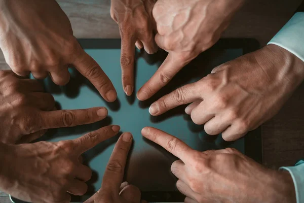 Επιχειρηματίες εμφανίζονται στην οθόνη μαζί. Ανθρώπινα χέρια αγγίζοντας με τα δάχτυλα σε ψηφιακή ταμπλέτα ή φορητό υπολογιστή άδεια οθόνη μαζί στο γραφείο. Έγχρωμη εικόνα — Φωτογραφία Αρχείου