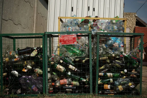 Концепция чистой окружающей среды. Стеклянные и пластиковые бутылки в разных контейнерах для мусора. Концепция сортировки мусора и переработки отходов. Август 2018, Одесса, Украина — стоковое фото