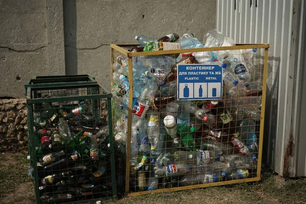 Contenitori di rifiuti metallici con vetro di riciclaggio e bottiglie di plastica all'aperto. Smistamento del concetto di spazzatura. agosto 2018, Odessa, Ucraina — Foto Stock