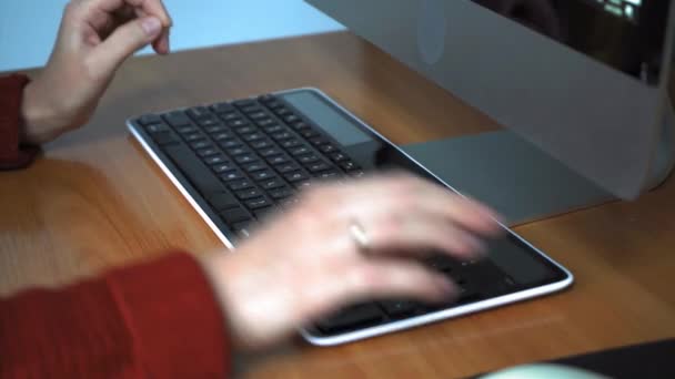 Mujer de negocios manos escribiendo en el teclado de la computadora en la oficina. Vista lateral de cerca. Concepto de trabajo informático . — Vídeos de Stock