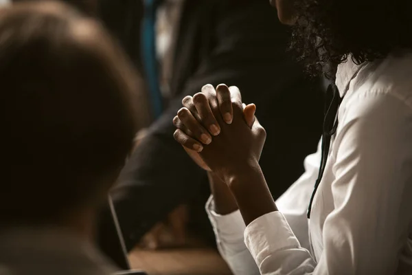 Femme d'affaires afro-américaine a plié les mains pour prier pour les affaires. Jeune femme à la peau foncée pliait les mains ensemble mains gracieuses au premier plan. Image teintée — Photo