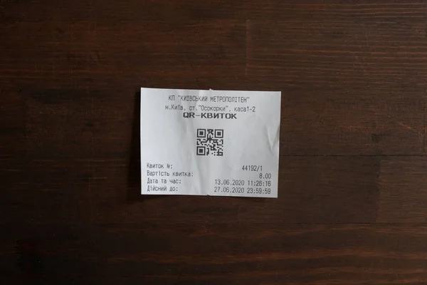 Billet en papier tube avec code QR pour le voyage dans le métro de Kiev. Isolé sur fond de table en bois. Juin 2020, Kiev Ukraine — Photo