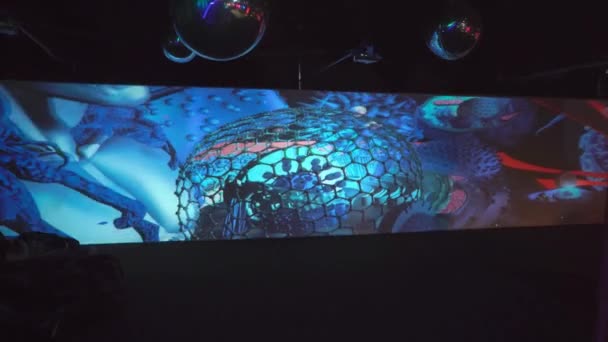 Abstrakcje w sztuce współczesnej na interaktywnym ekranie. Wystawa w przestrzeni artystycznej. Wysokiej jakości materiał 4k. 27 marca 2019 r. Kijów, Ukraina — Wideo stockowe