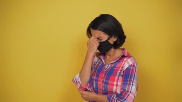 Mujer de mediana edad con cabello castaño usan máscara de contaminación negra. Concepción cuarentena. Como una señal. Mujer de mediana edad con cabello castaño usan máscara de contaminación negra. Concepción cuarentena. Como una señal. Su cabeza Video de stock