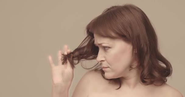 Зневага і здивування середнього віку Кавказької жінки. Волосся. . — стокове відео
