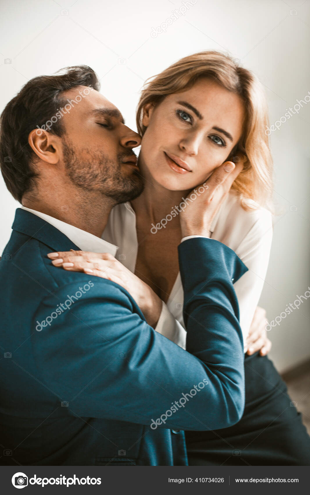 Офисный Работник Сидит На Коленях У Коллег. Мужчина Целует Девушку.
