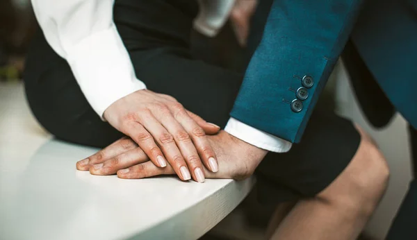 Gepassioneerde relatie in het concept van de werkplek op kantoor. Meisje in een rok zit aan de rand van de tafel. De man staat dicht bij haar. Hoge kwaliteit foto — Stockfoto