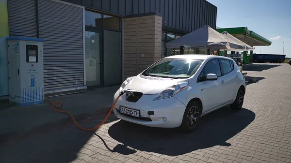 Альтернативна концепція палива. Розвантаження електромобіля Nissan Leaf на станції WOG Gas. Мережа заряджальних станцій на Київсько-Одеському шляху. Серпень 2020, Київ Україна — стокове фото