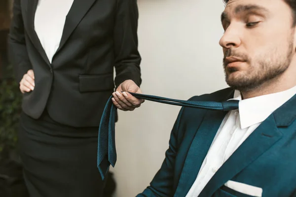 A mulher de negócios puxa um homem de fato por uma gravata. Chefe do sexo feminino seduz conceito de empregado. Foto de alta qualidade — Fotografia de Stock