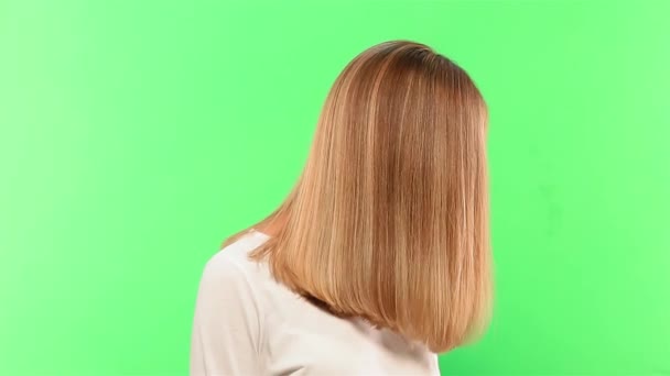 Blonďatá žena středního věku pózuje na zelené obrazovce. Přirozená koncepce krásy. Krátké zdravé lesklé vlasy. — Stock video