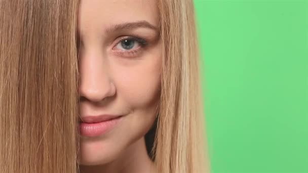 Mujer rubia de mediana edad posan y sonríen en la pantalla verde. Concepción de belleza natural. Cabello corto sano brillante. — Vídeo de stock