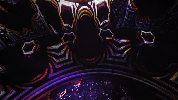 Zářící tón neonového světla a abstraktních postav na displeji v multimediálním uměleckém prostoru. Pohyb v záři. Kvalitní 4K záběry. 27. března2019. Kyjev, Ukrajina — Stock video