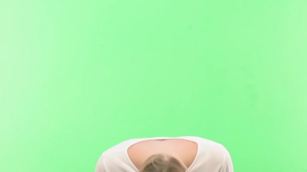 Blond medelålders kvinna poserar på den gröna skärmen. Naturlig skönhet befruktning. Kort frisk glänsande hår. — Stockvideo