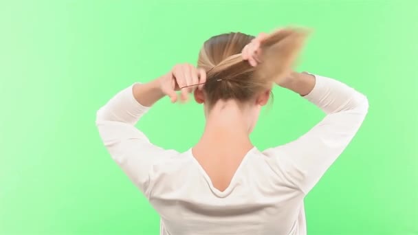 Mujer rubia de mediana edad posan y sonríen en la pantalla verde. concepto de belleza. Cabello corto sano brillante. Chica tire de su pelo — Vídeo de stock