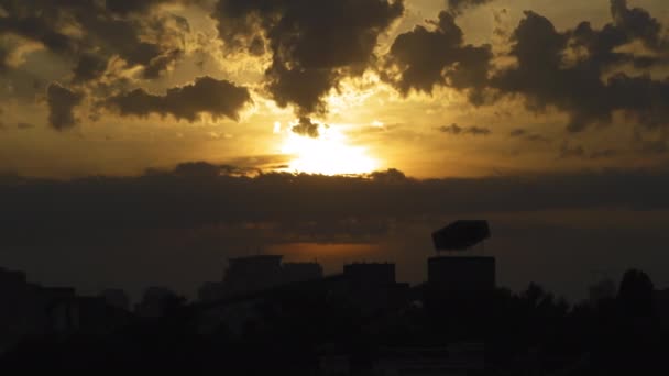 Zachód słońca nad Kijowem. Ciemne chmury na pomarańczowym niebie. Panoramiczne ujęcia zachodu słońca. Wysoka jakość. 27 lipca 2020 r. Kijów, Ukraina — Wideo stockowe