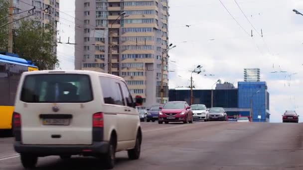 車のラッシュアワーの街の通り。交通量の高速道路上の車。ヨーロッパでの自動車交通。2017年8月24日。ウクライナのキエフ. — ストック動画