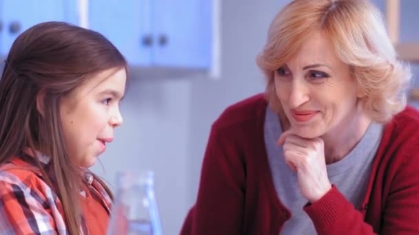 Stará běloška mluví s hnědovlasou dívkou. Babiččin vztah s vnučkou. — Stock video