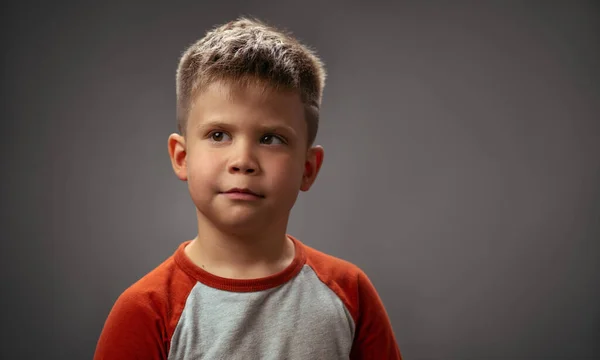 Portret uroczego chłopca w studio. Spojrzenie w górę. Wysokiej jakości zdjęcie — Zdjęcie stockowe