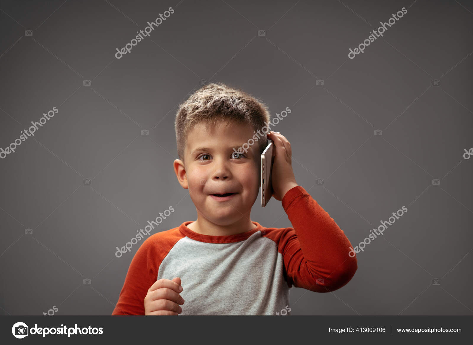 Забавный Мальчик Держит Мобильный Телефон Или Планшет За Ухо В.