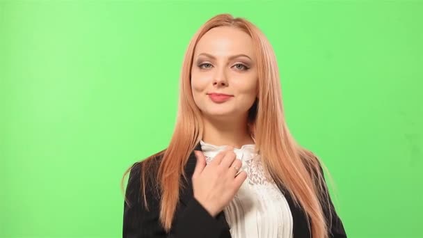 Blond middle aged woman in business clothe say I love you in Russian. Woman show heart symbol and blow a kiss. Woman standing on the green screen. — Stock Video