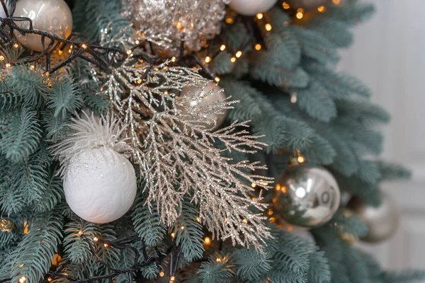 Primo piano dell'albero di Capodanno. I rami degli alberi di Natale sono decorati con palloncini e ghirlande. I rami d'argento decorano l'albero. Foto di alta qualità — Foto Stock