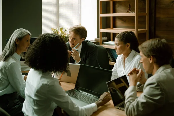 Réunion d'affaires au bureau. Les employés de bureau sont assis à une table travaillant avec des ordinateurs. Photo de haute qualité — Photo