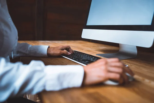 Mão feminina digitando no teclado do computador e outra mão segurando mouse computador. Mulher trabalhando na mesa do escritório no computador. Foto de alta qualidade — Fotografia de Stock