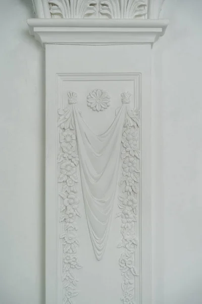 Ornamen putih di dinding putih. Elemen arsitektur untuk desain dinding interior. Foto berkualitas tinggi — Stok Foto