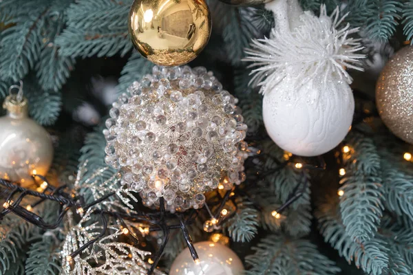 Árbol de Navidad artificial está decorado con globos. Cortando el primer plano del árbol de Navidad. Foto de alta calidad — Foto de Stock