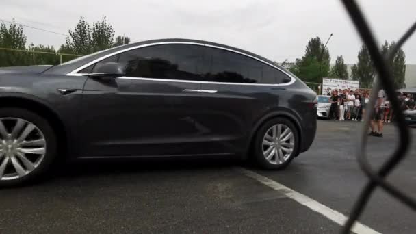 Racing tävling med Tesla elbil. Bilar börjar röra sig från början. Domarna sitter under ett tak. Hög kvalitet. 24 augusti 2020. Kiev, Ukraina — Stockvideo