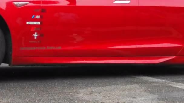 Teslas rotes Elektroauto aus nächster Nähe. Auto fährt an. Richter beobachten das Rennen. Hohe Qualität. 24. August 2020. Kiew, Ukraine — Stockvideo