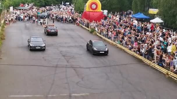 Závodní soutěž s autem Tesla. Diváci stojí za plotem. Střílí shora. Vysoká kvalita. 24. srpna2020. Kyjev, Ukrajina — Stock video