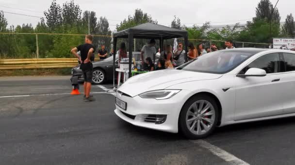 Teslas carro branco inicia a corrida. A disparar atrás da vedação. De alta qualidade. 24 de agosto de 2020. Kiev, Ucrânia — Vídeo de Stock