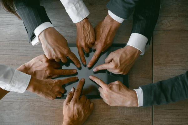 Mãos de pessoas de negócios tocando tela de tablet digital. Imagem tonificada. Um tiro de perto. Vista de ângulo alto. Foto de alta qualidade — Fotografia de Stock