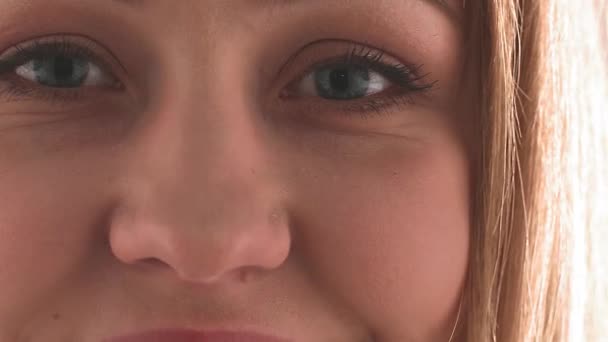 Macro video de mujer ojos azules. Macro primer plano de hermosa mujer caucásica abriendo y cerrando el ojo azul con pestañas. Glam natural — Vídeos de Stock