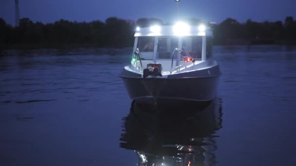Barca con il motore galleggia con le luci accese. Notte Dnipro. Di alta qualità. 27 luglio 2020. Kiev, Ucraina — Video Stock
