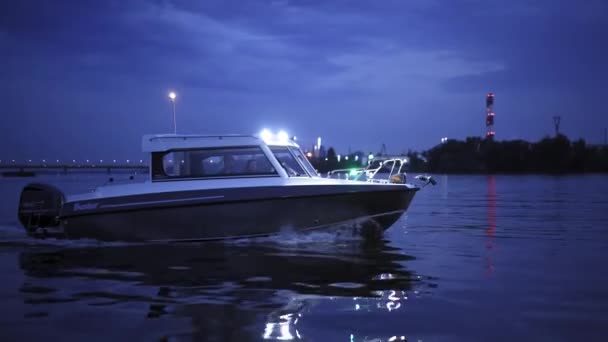 Båt med motor flyter med lamporna tända. Nattlig Dnipro. Hög kvalitet. 27 juli 2020. Kiev, Ukraina — Stockvideo