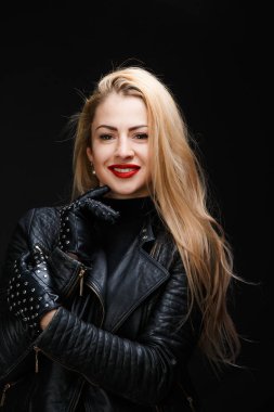 Görüntü gülümseyen sarışın deri ceketli