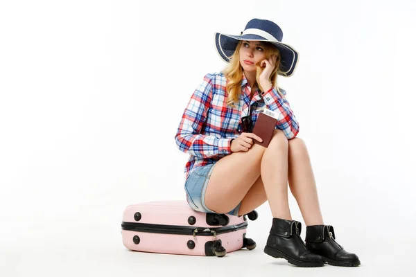 Imagen de rubia en sombrero con pasaporte sentada en la maleta — Foto de Stock