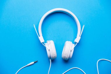 Görüntü mavi zemin üzerine beyaz kulaklık