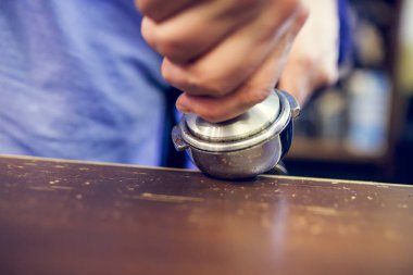 Barista adamın elinde kahvesiyle harç ile görüntü