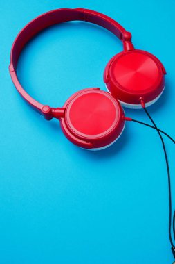 Kırmızı ile beyaz kulaklıklar müzik yukarıdan için görüntü