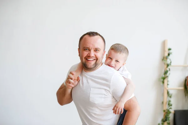 Image of happy father with son on shoulders — Stock Photo, Image