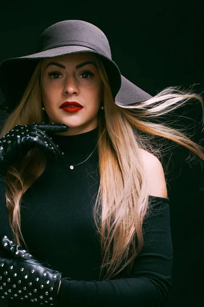 Bilden av ung blondin i hatt, handskar — Stockfoto