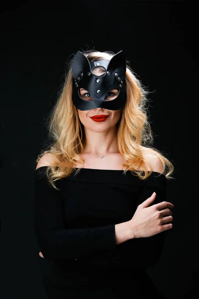 Foto de loira em máscara com os braços cruzados na cintura — Fotografia de Stock