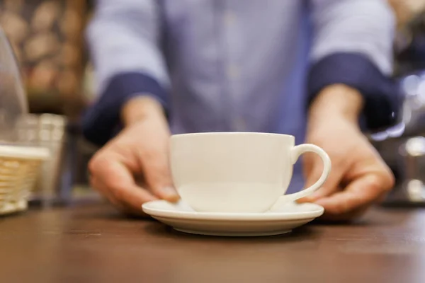 Imagem do barista homem com xícara de café — Fotografia de Stock