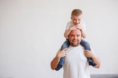 Resmi bir genç baba ile oğlu omuzlarında