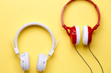 Boş sarı zemin üzerine kırmızı ve beyaz kulaklık